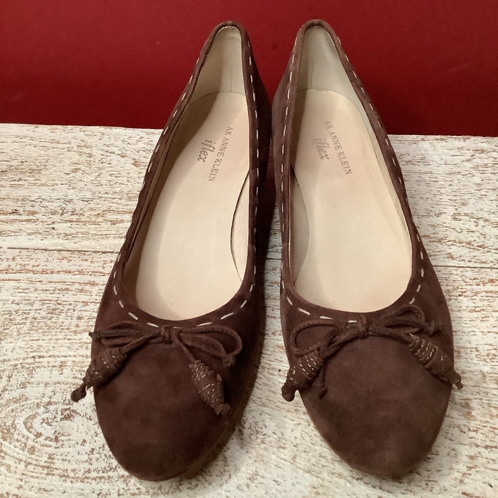 AK Anne Klein Flex Kitten Heels Brown Suede, Bows & Contrasting Cream Stitch - Picture 3 of 16